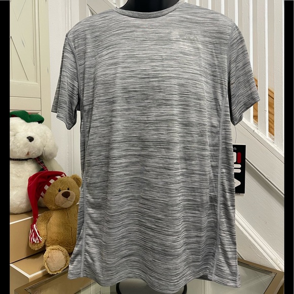 NWT Men’s Size Medium Fila Short Sleeve Quick Dry Logo Print Tee Rainfall Grey - Picture 2 of 9